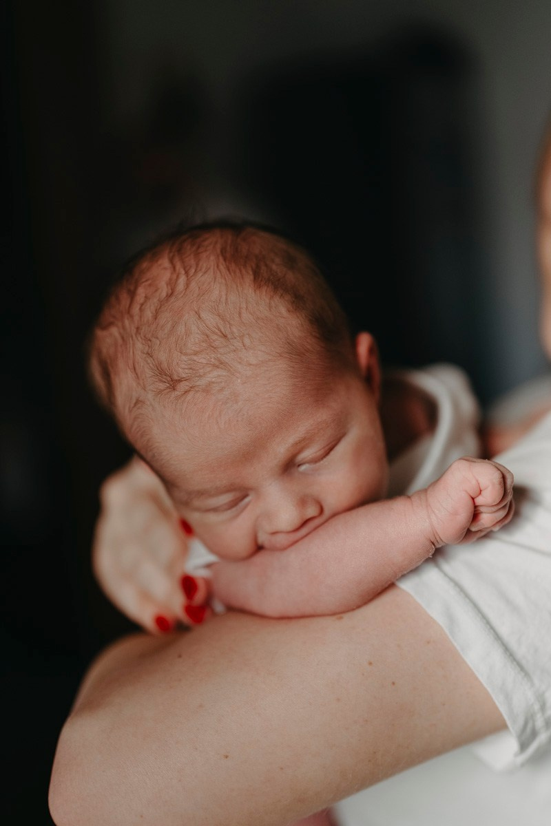 Maja Wilijam Lana i Hana — porodicno fotografisanje bebe kod kuce. Deciji i porodicni fotograf u Beogradu Oksana Skendzic