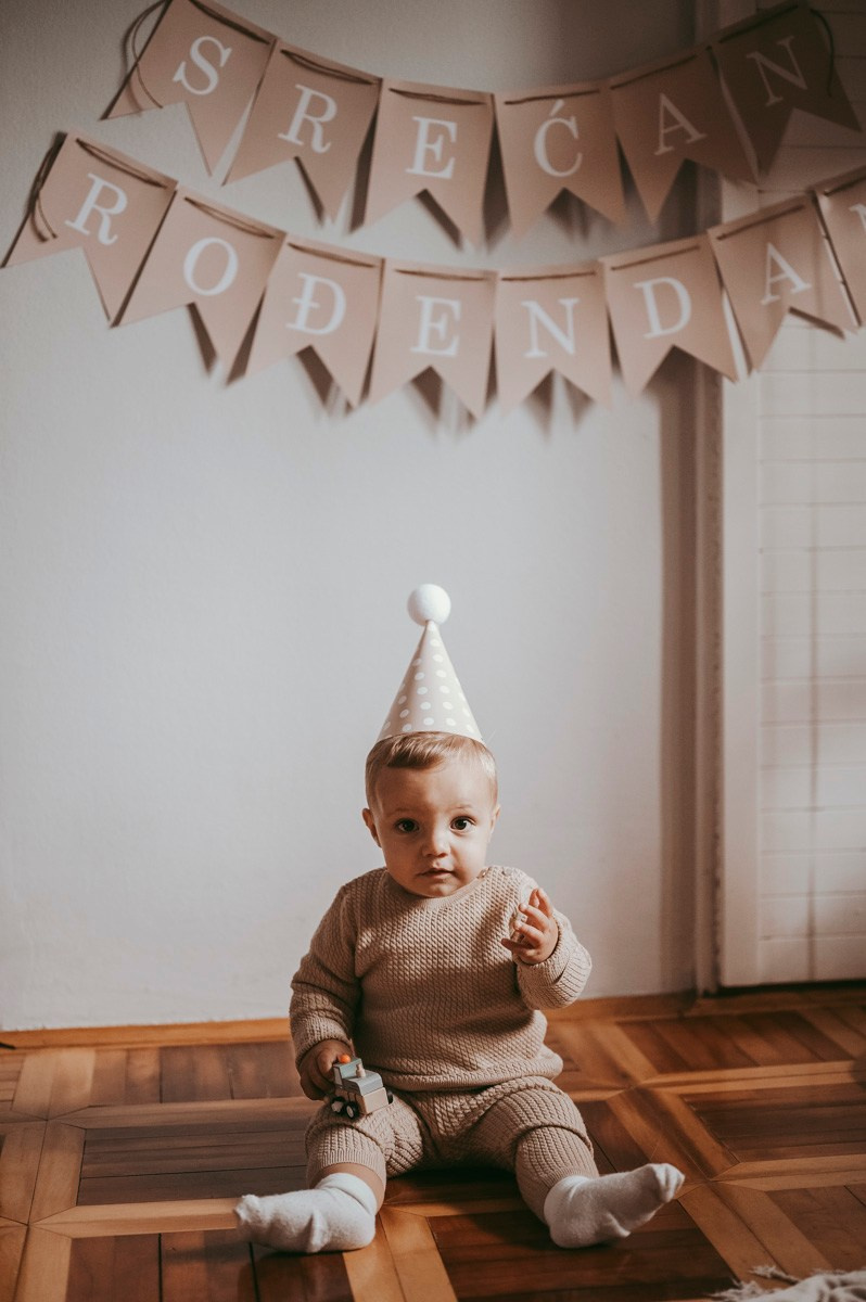 Filipova prva proslava rodjendan kod kuce. Deciji i porodicni fotograf u Beogradu Oksana Skendzic