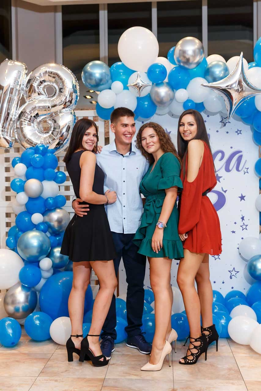 Vesela atmosfera među prijateljima na 18. rođendanu.