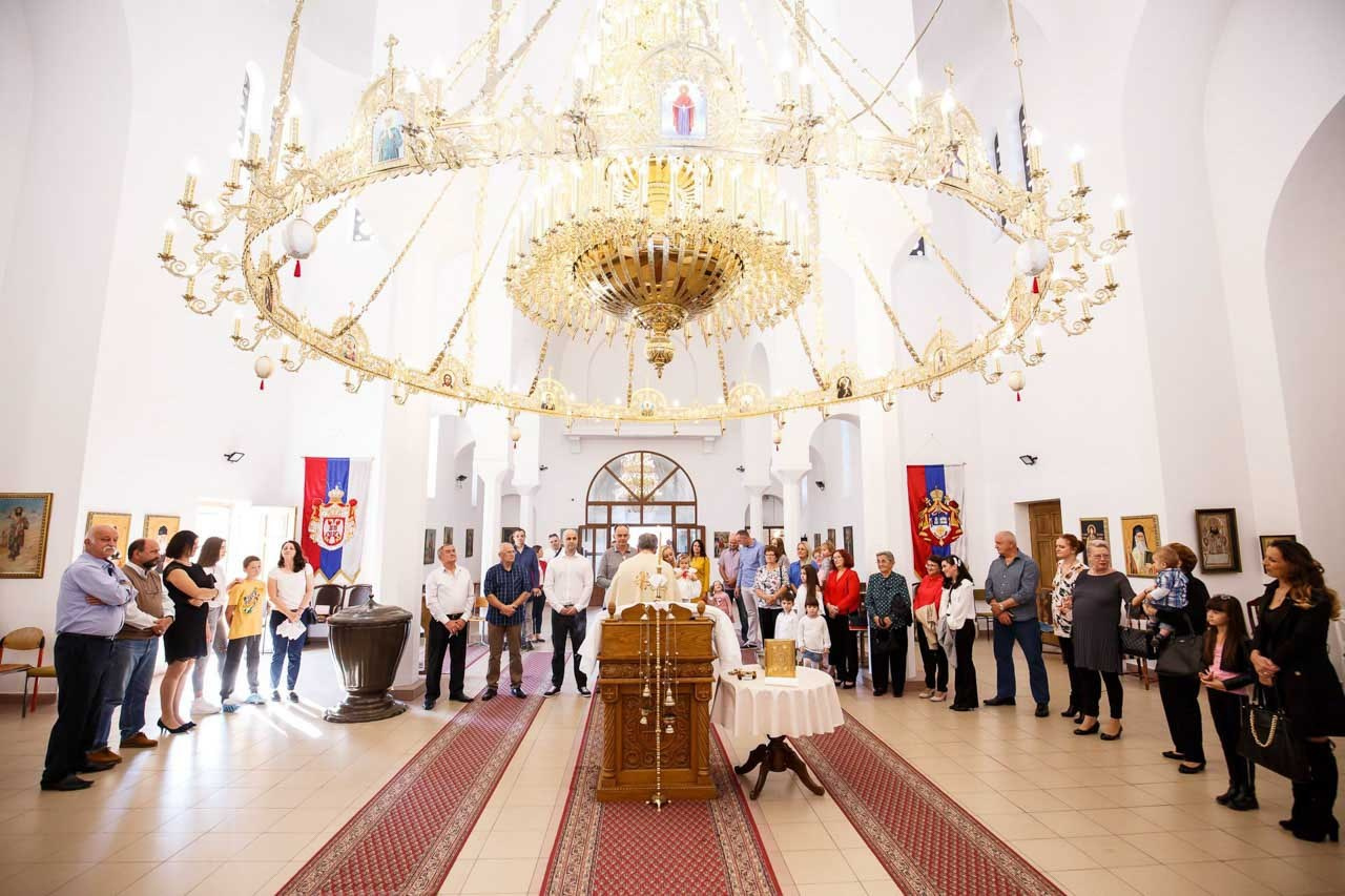 Svečani čin krštenja u prisustvu porodice i prijatelja.