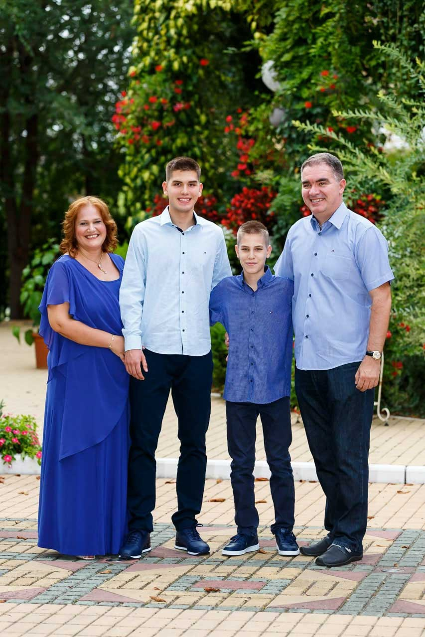 Porodična fotografija povodom proslave 18. rođendana.