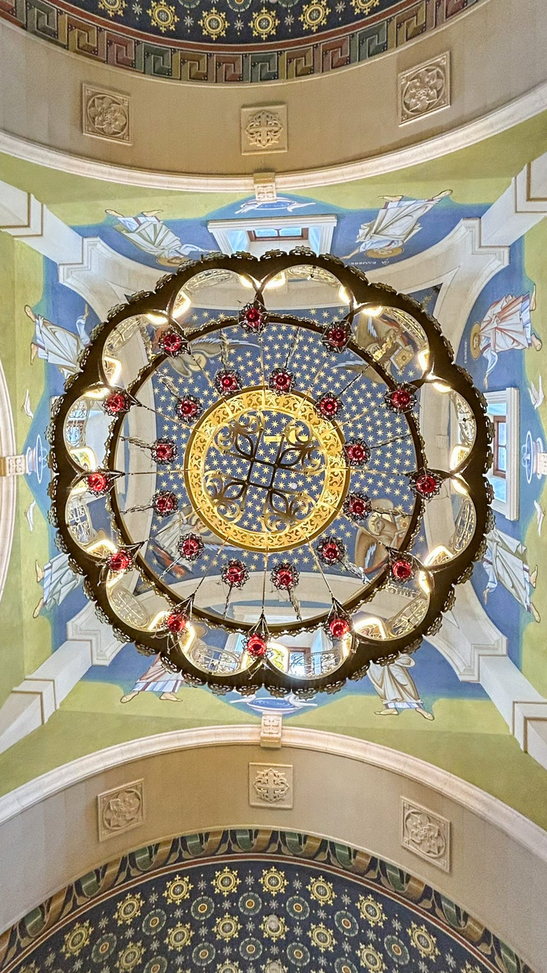 Храм Двенадцати апостолов. Хорос и светильники. Скульптор кузнец Мария Тарлецкая