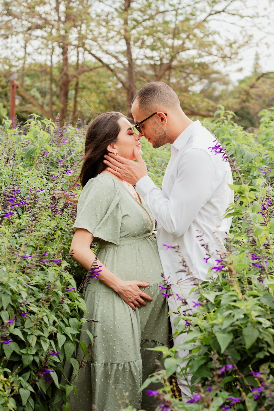 Ensaio Gestante em Campos de Flores em Holambra | Joyce Maria Fotografia. Joyce Maria Fotografia | Fotógrafa em Holambra