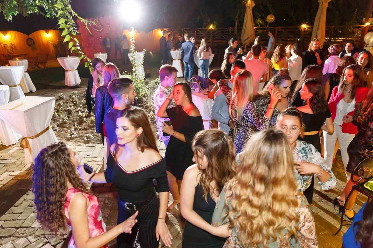 Gosti plešu na proslavi 18. rođendana – vesela atmosfera.