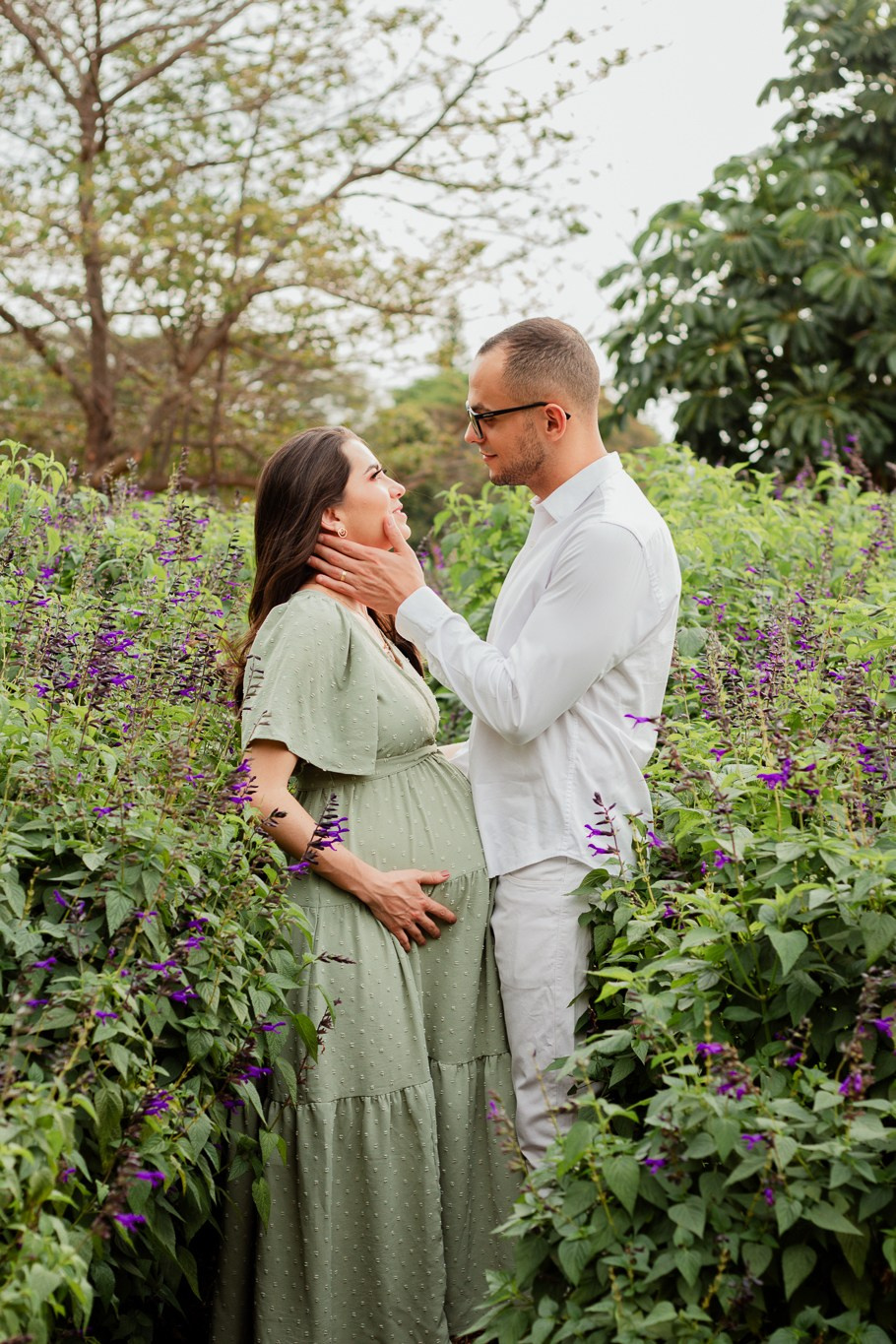 Ensaio Gestante em Campos de Flores em Holambra | Joyce Maria Fotografia. Joyce Maria Fotografia | Fotógrafa em Holambra
