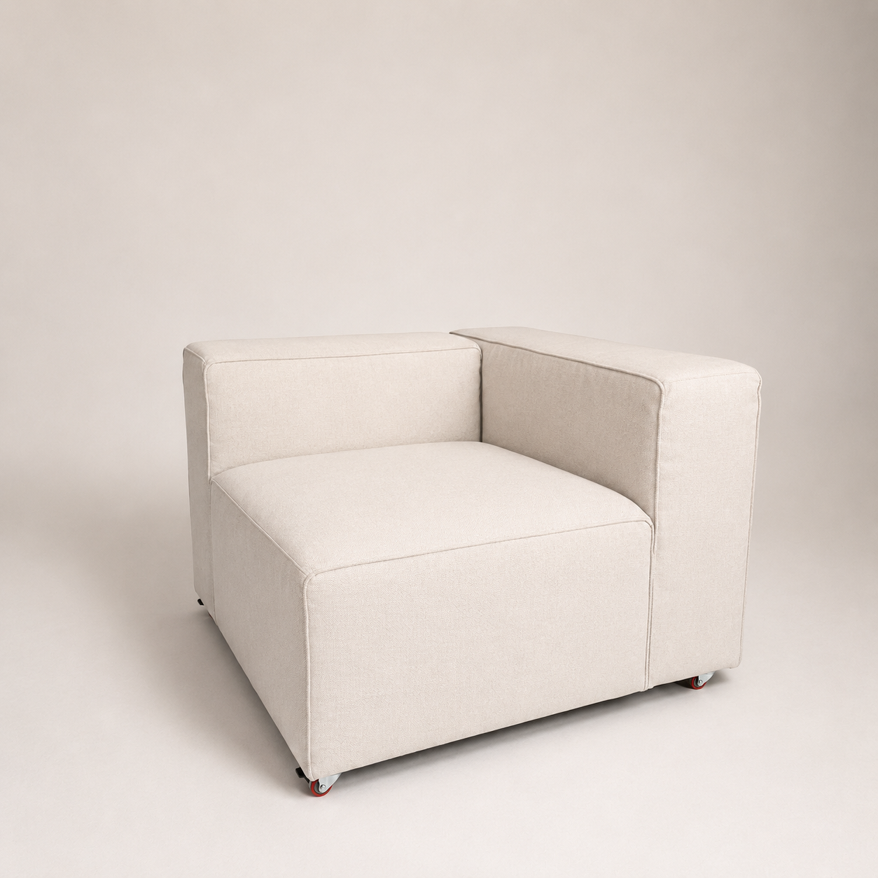 Weißer modularer Lounge Sessel auf Rollen als Requisite für Portraits und Fashion Shootings – Fotostudio Aesthetic Space München