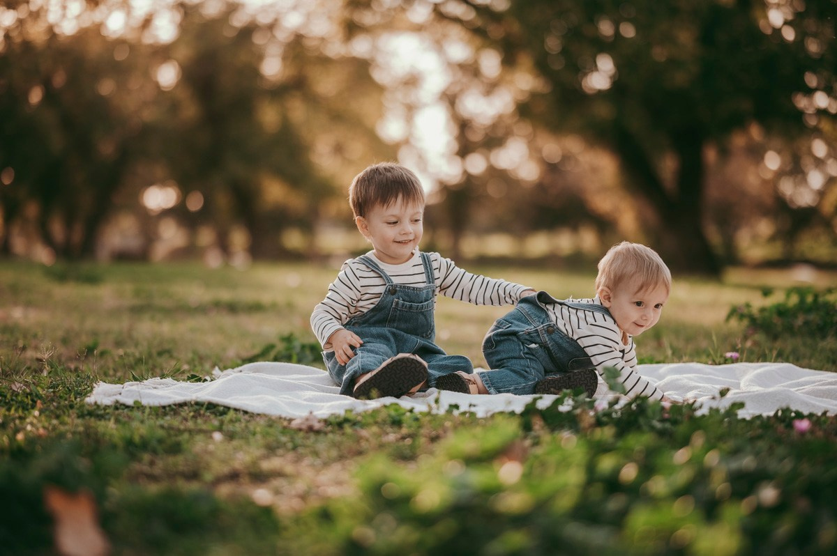 Aleksandra, Filip, Lion i Luka / PORODICNOFOTOGRAFISANJE napolju. Deciji i porodicni fotograf u Beogradu Oksana Skendzic