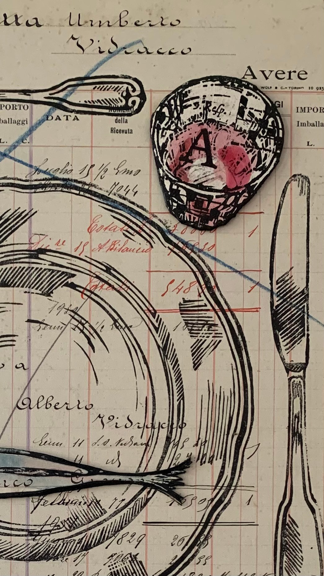 Panem Quotidianum di Nadia Kuprina nasce da un registro del 1918–1930 proveniente da una cantina piemontese: nomi, acquisti, tracce di vite semplici. Su queste pagine l’artista stampa a mano piatti e posate in linoleografia, evocando il pane quotidiano come dono. Il numero della pagina diventa nome dell’opera, come un capitolo di una liturgia silenziosa. Il pasto condiviso si rivela rito sacro della condivisione, gesto di gratitudine, memoria di una tradizione gastronomica italiana che unisce ricchezza spirituale e povertà materiale. Il vino non è solo nutrimento: è presenza, relazione, comunità.