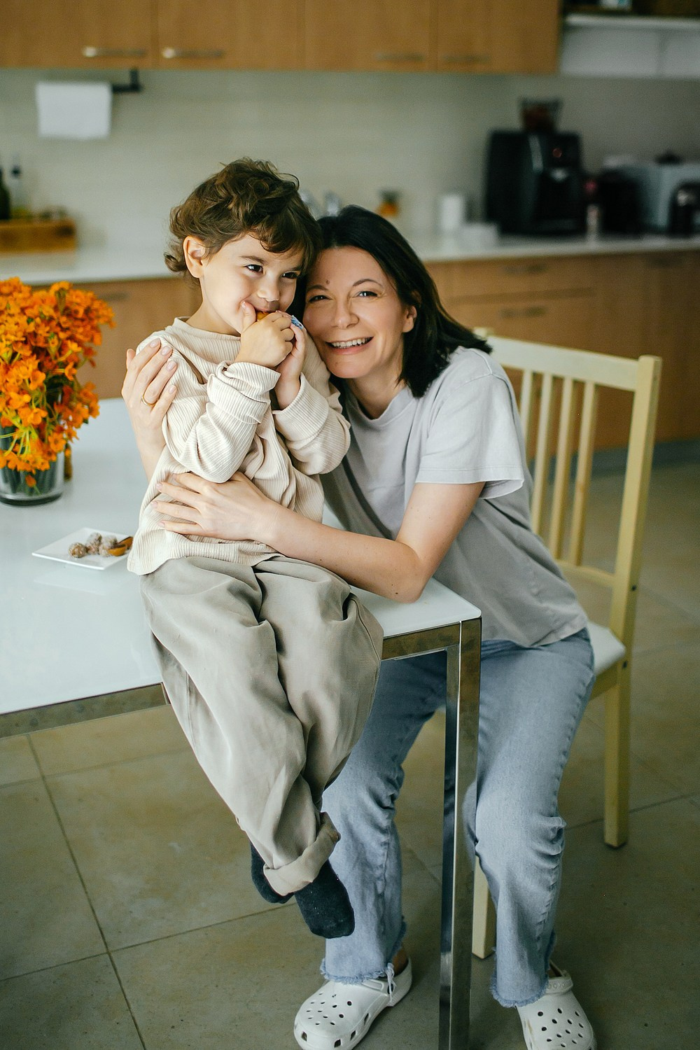 Mom&daughter at home. Family photographer in Israel
