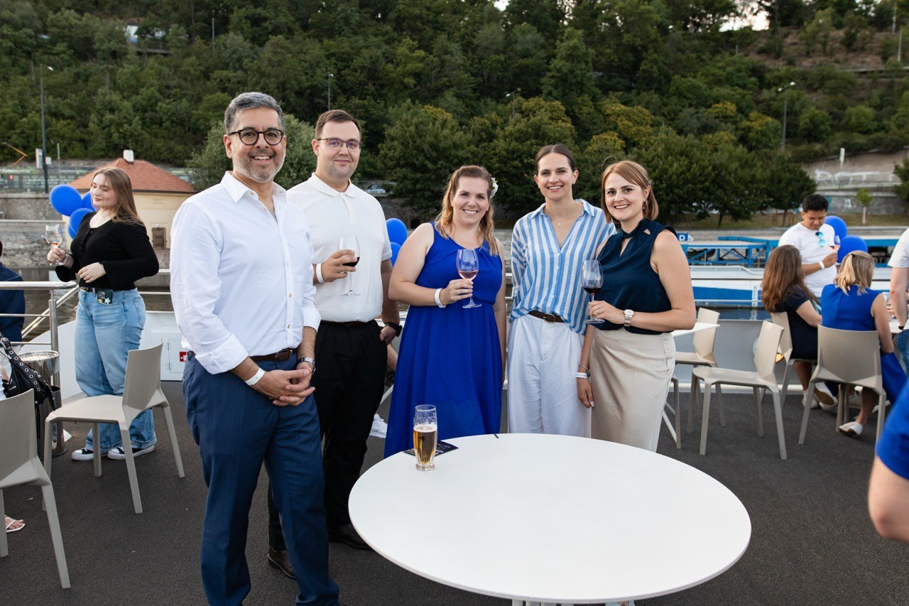 Firemní fotograf Praha. Dana Lišková — Empatická fotografka | Introspektivní umělkyně | Neurodivergentní koučka| Zakladatelka Artepy.cz