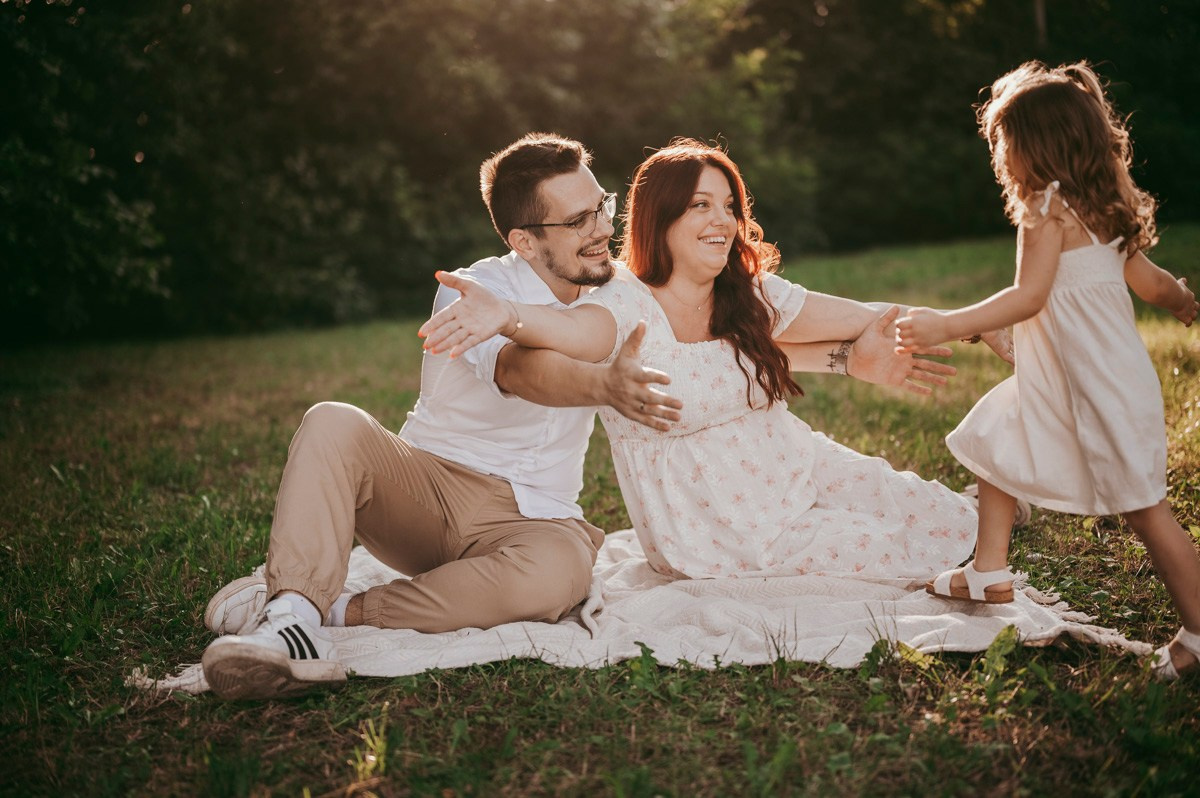 Kristina, Milos i Kalina / porodicno fotografisanje u prirodi. Deciji i porodicni fotograf u Beogradu Oksana Skendzic