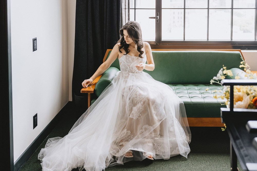 Рязане на сватбената торта традиция младоженци момент радост фотография България