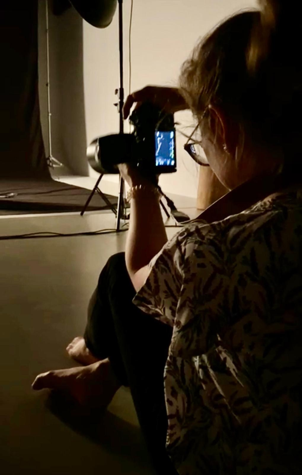 Shooting en estudio. Videos y fotografías en sesión de shooting. Fotógrafa de Periodismo y Documentación, Teatro, Cine, Shooting para Modelos, Bodas, Bautizos, Comuniones, Familia y Eventos