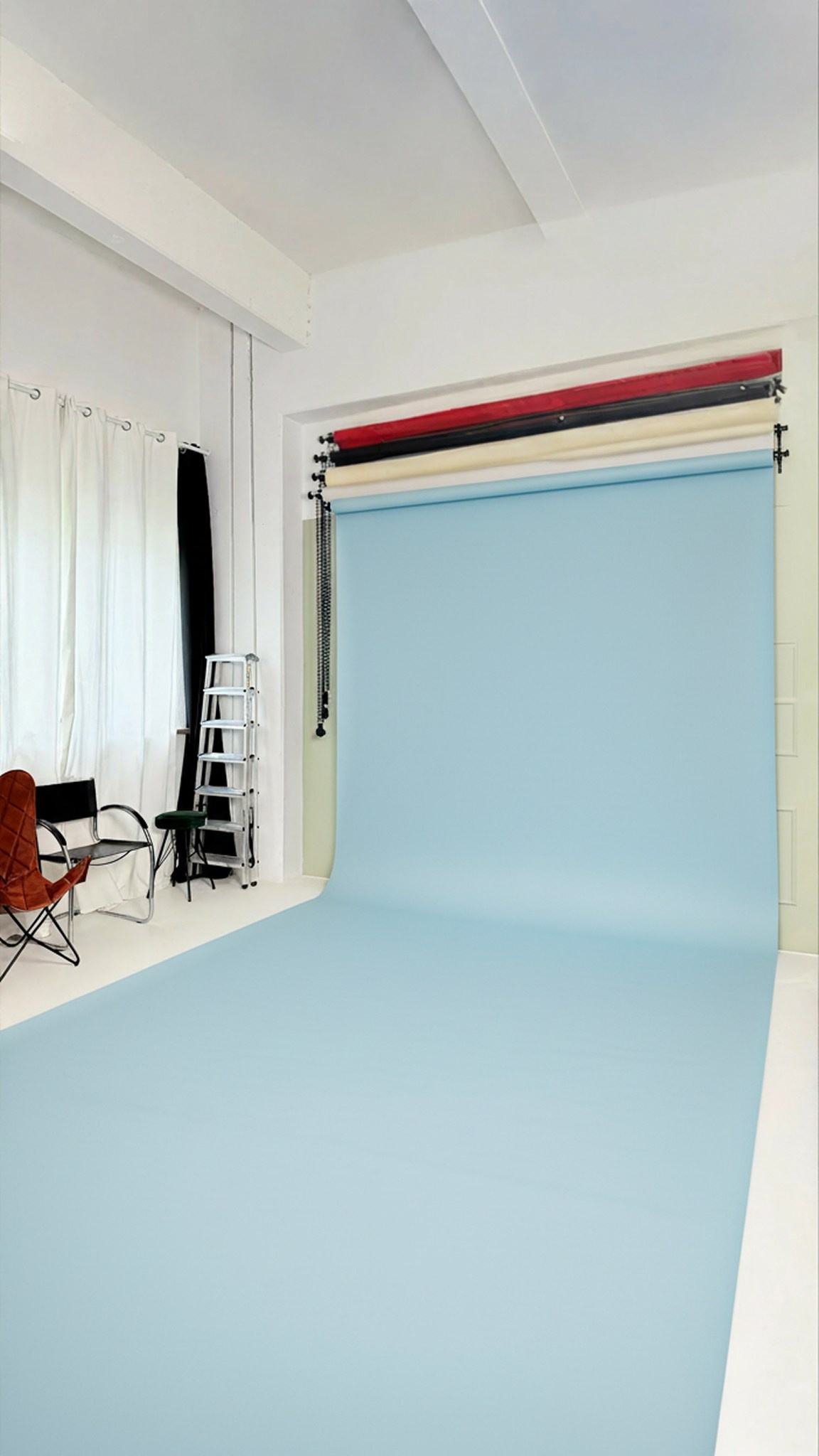 Papier-Hintergrund Hellblau im Fotostudio Aesthetic Space München – frisch und leicht für Mode Lifestyle und Kinderfotografie