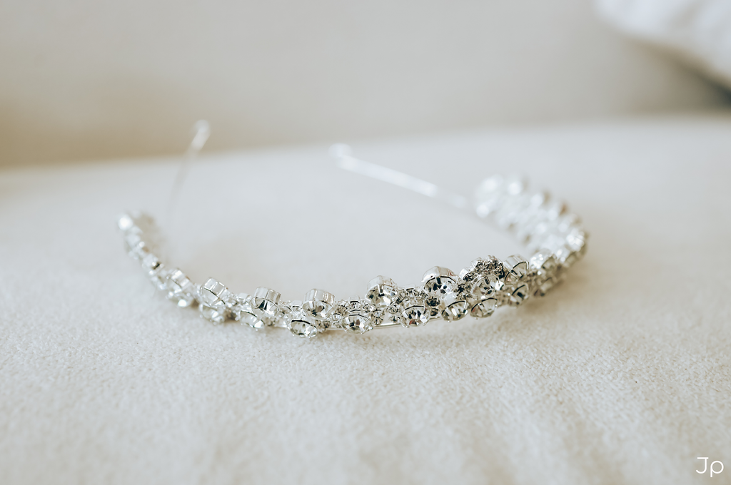 Registro de um fotógrafo de Bariri de uma coroa brilhante, acessório de noiva.