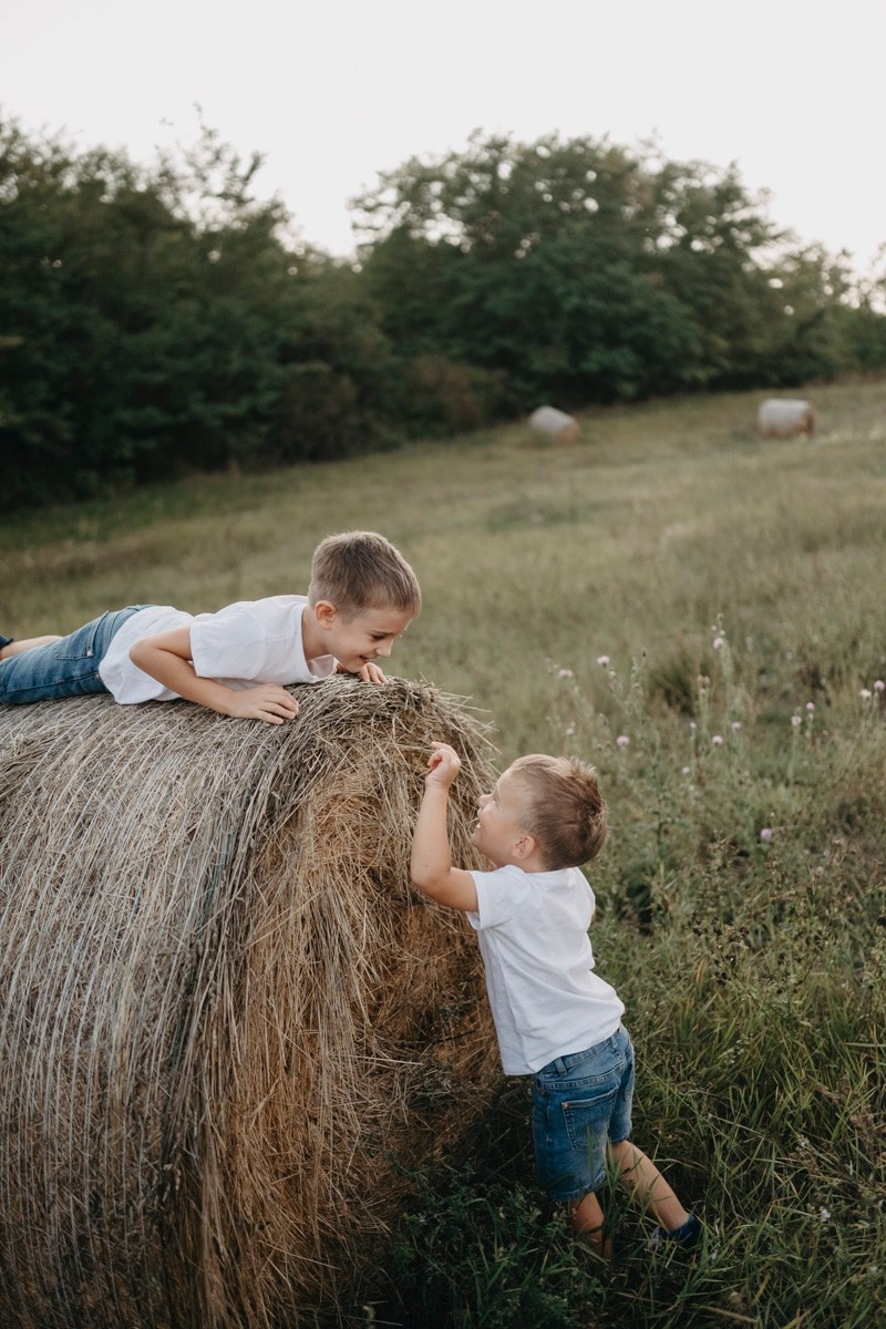 Basici / porodicno fotografisanje u prirodi. Deciji i porodicni fotograf u Beogradu Oksana Skendzic