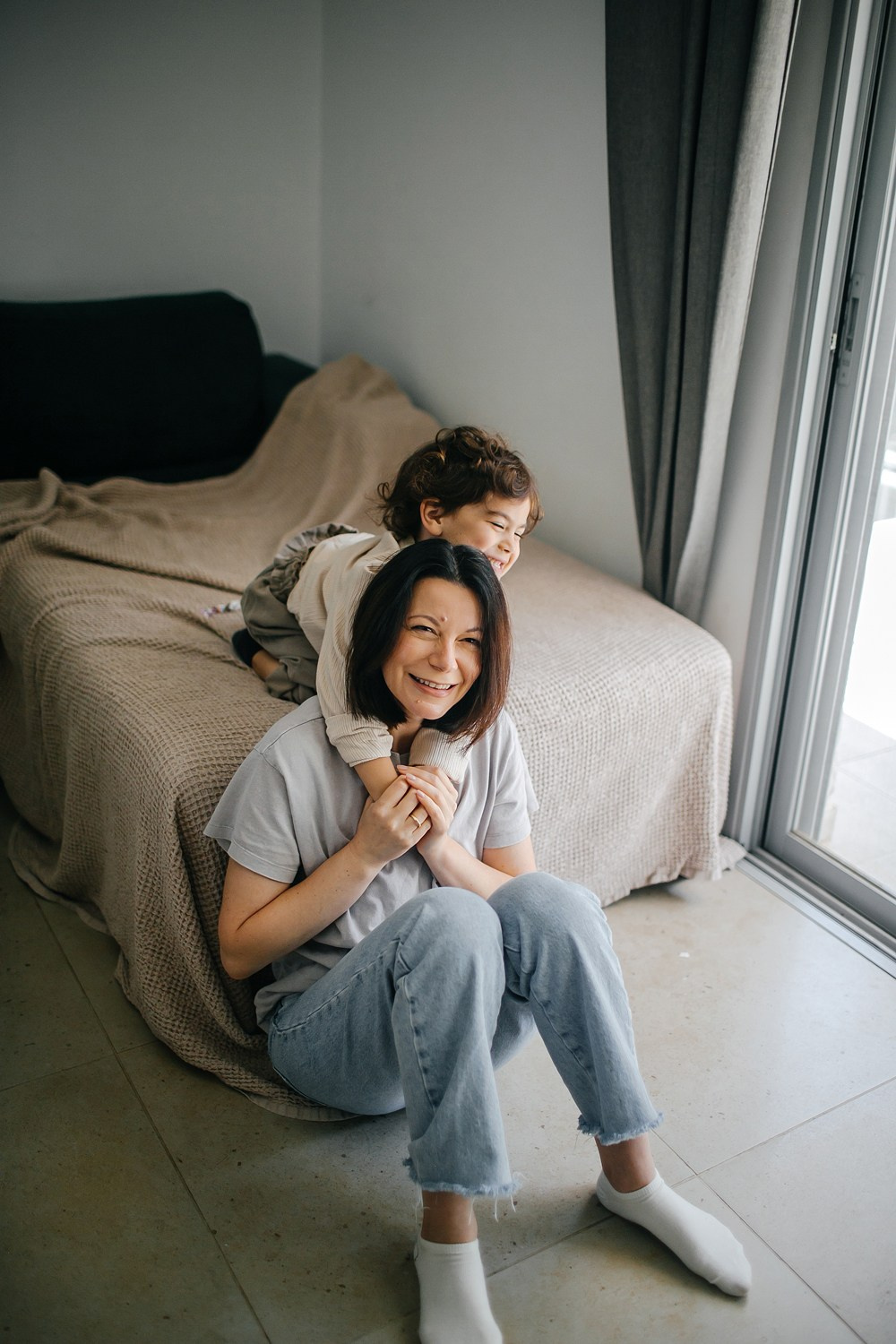 Mom&daughter at home. Family photographer in Israel