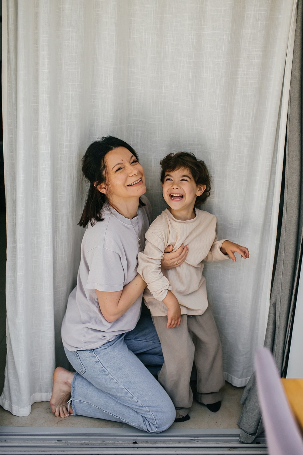 Mom&daughter at home. Family photographer in Israel