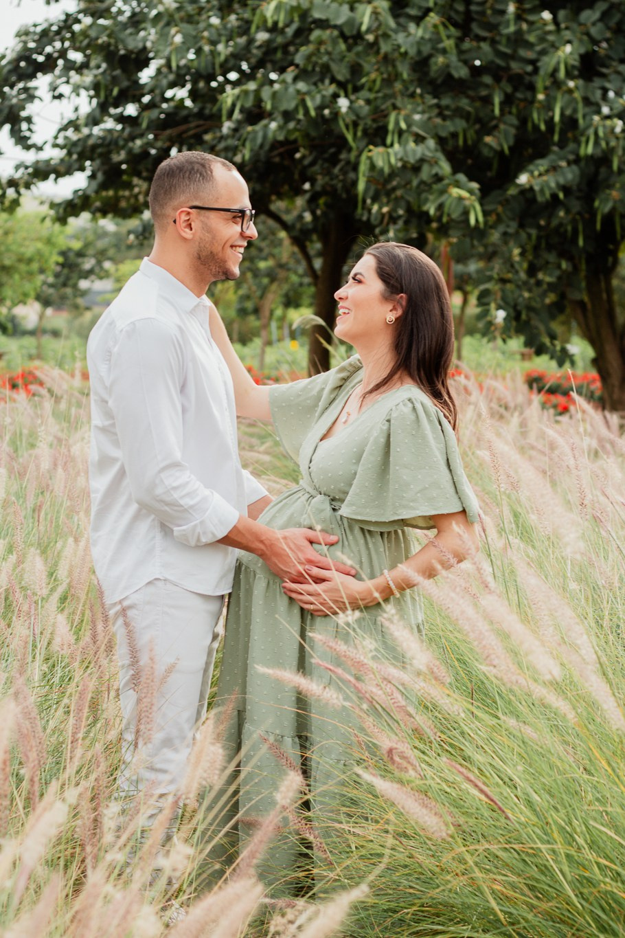 Ensaio Gestante em Campos de Flores em Holambra | Joyce Maria Fotografia. Joyce Maria Fotografia | Fotógrafa em Holambra
