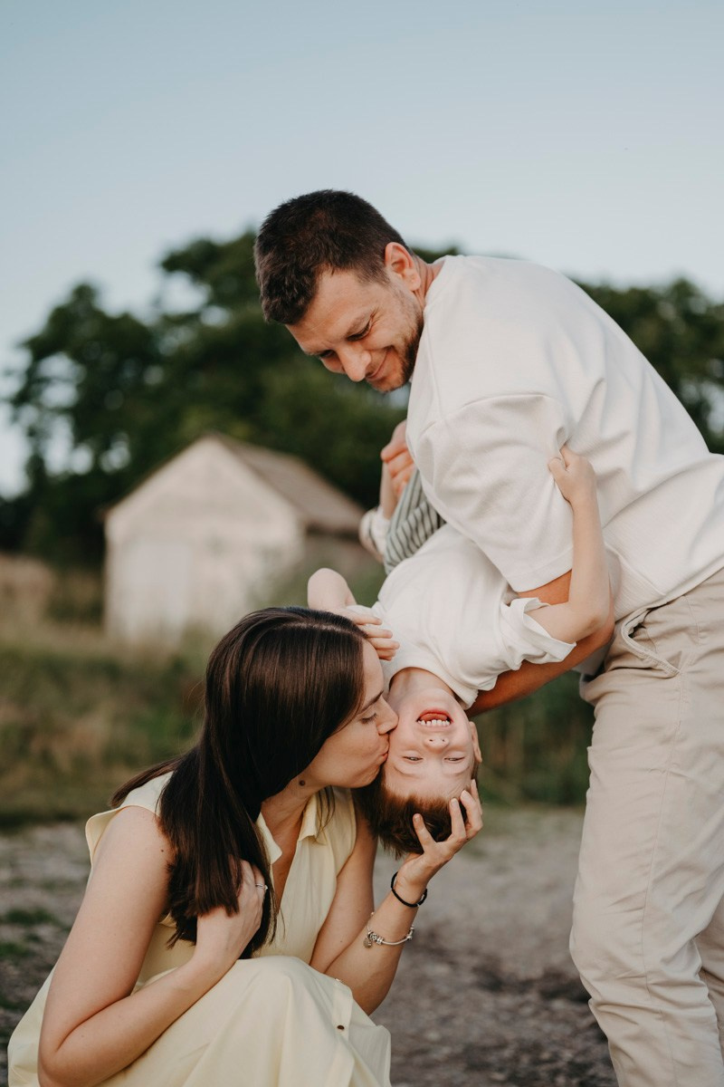 Djurdjica, Tadej i Miloje porodicno fotografisanje napolju. Deciji i porodicni fotograf u Beogradu Oksana Skendzic