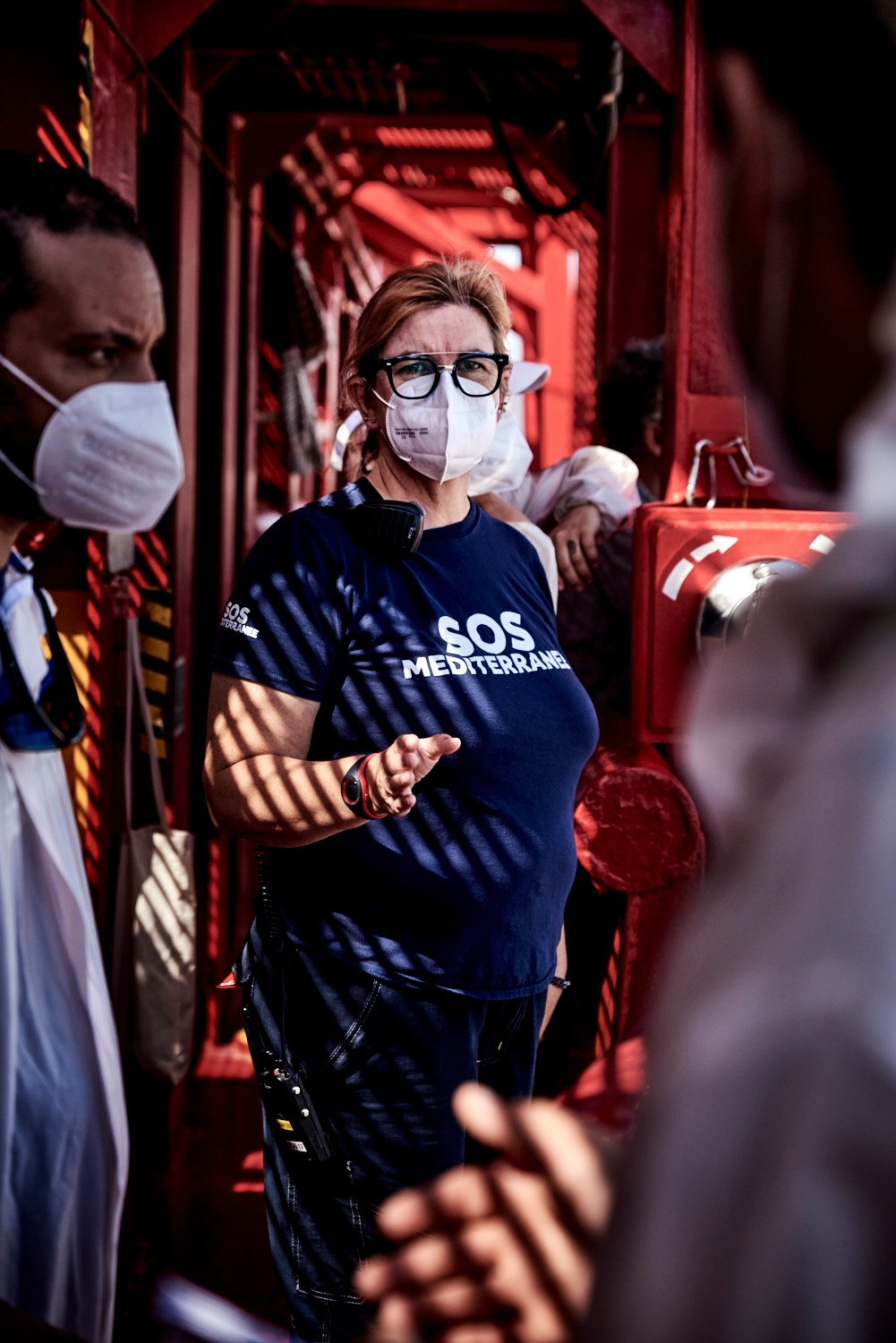 Augusta (ITALIE), 10 juillet 2021 – Luisa Albera, la coordinatrice de l’équipe de recherche et de sauvetage de SOS Méditerranée, supervise le débarquement des 572 rescapés de l'Ocean Viking au port d'Augusta.