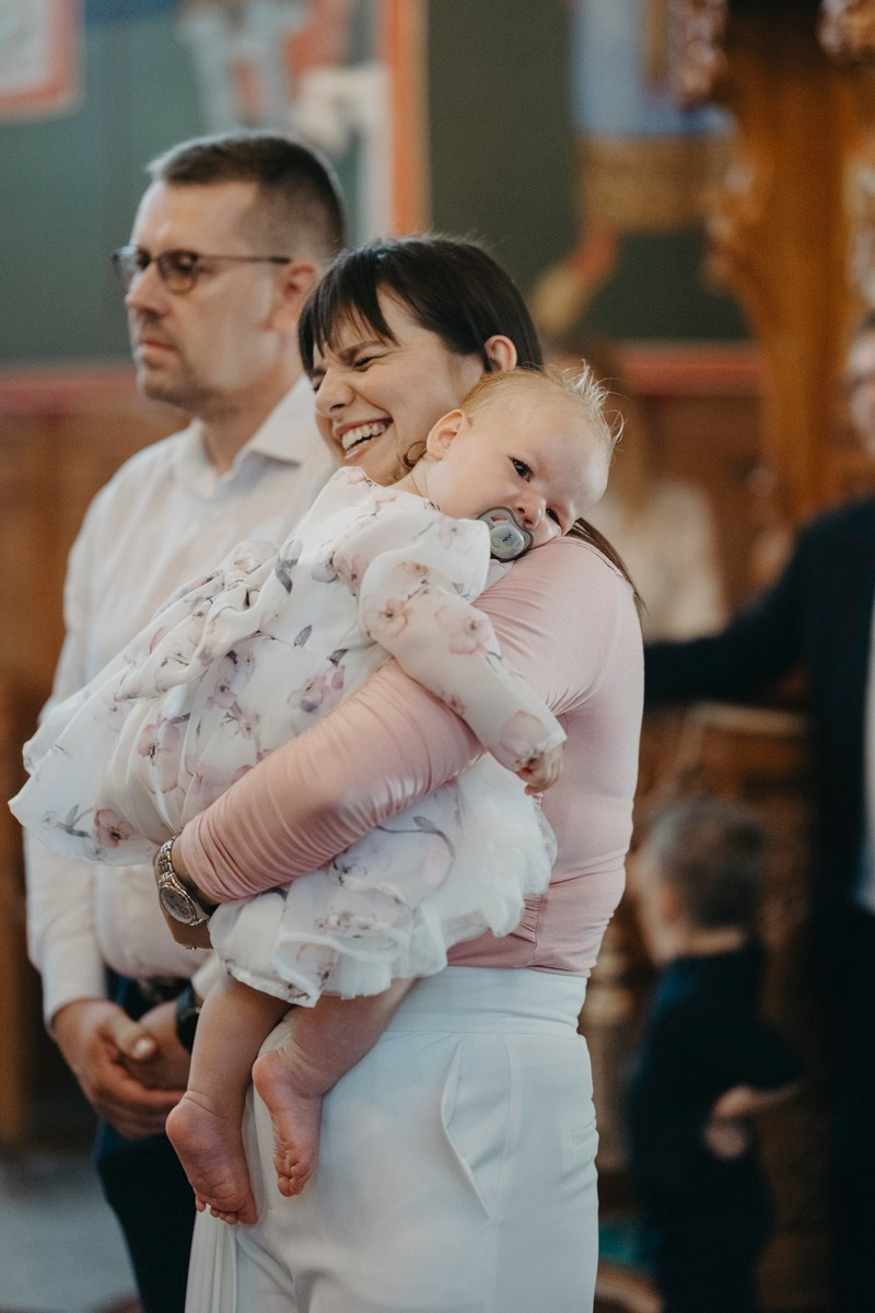 Verino krstenje / Crkva Rodjenja Presvete Bogorodice, Batajnica. Deciji i porodicni fotograf u Beogradu Oksana Skendzic