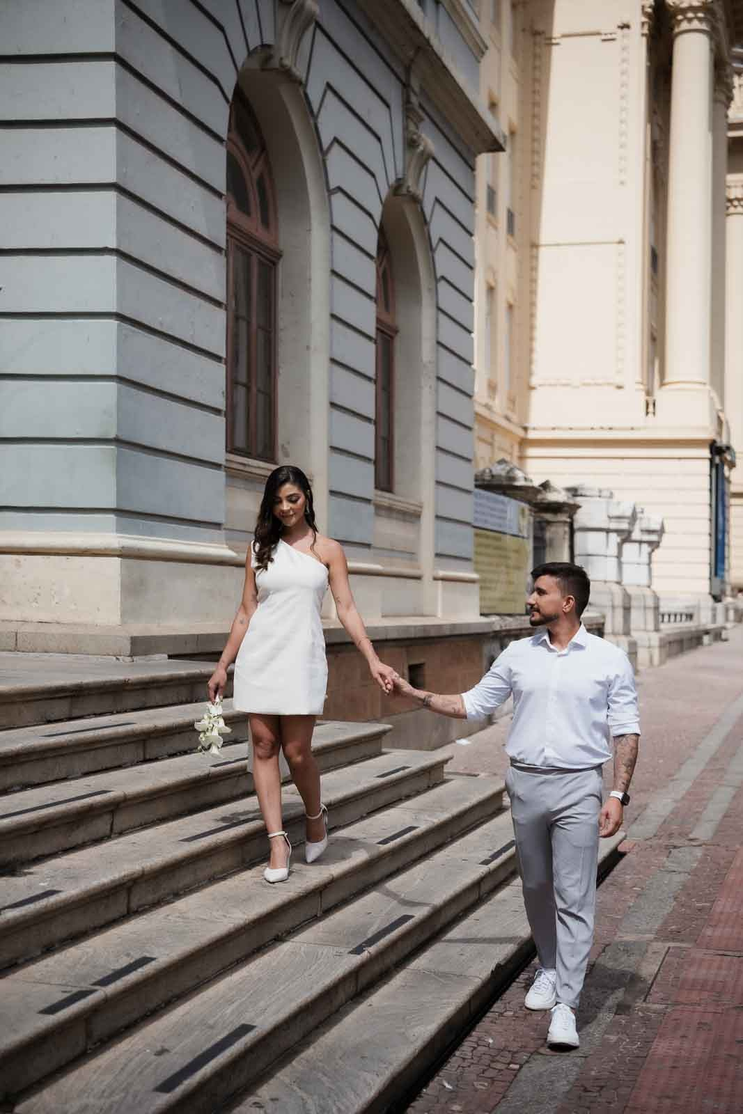 Ensaio de casal de Rafa e Ricardo na Praça da Liberdade com fotografia autêntica.