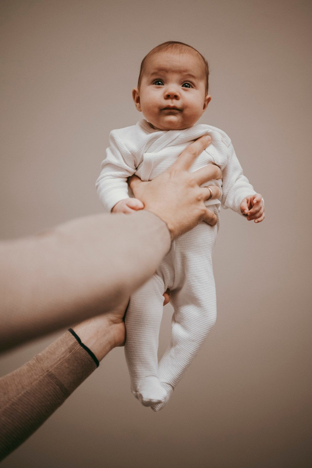 Porodicno fotografisanje sa bebom kod kuce / Ivana Miroslav i Nadica. Deciji i porodicni fotograf u Beogradu Oksana Skendzic