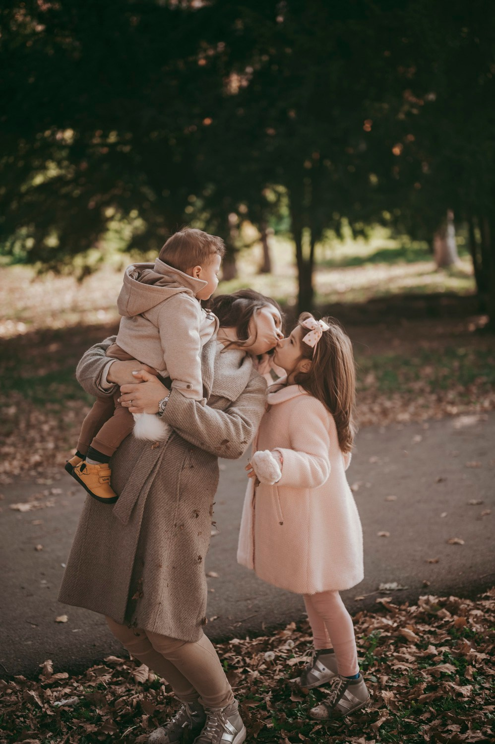 Iva, Ivan, Tara i Stefan — porodicno fotografisanje napolju. Deciji i porodicni fotograf u Beogradu Oksana Skendzic