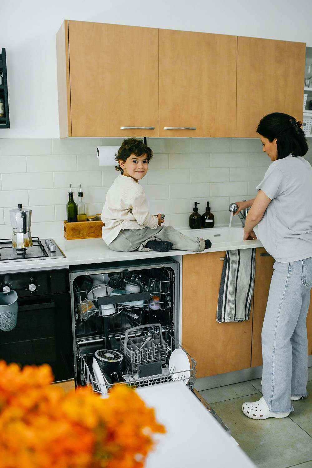 Mom&daughter at home. Family photographer in Israel