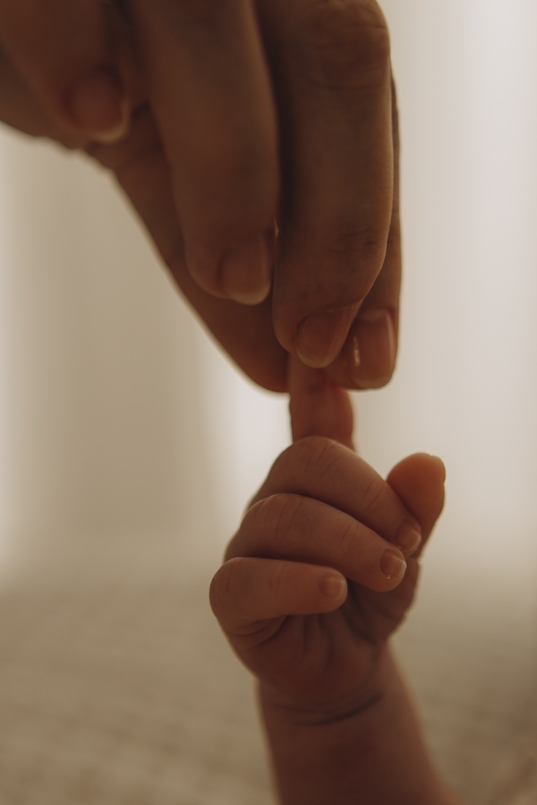 detalhe das mãos do recém-nascido em ensaio newborn em Sorocaba