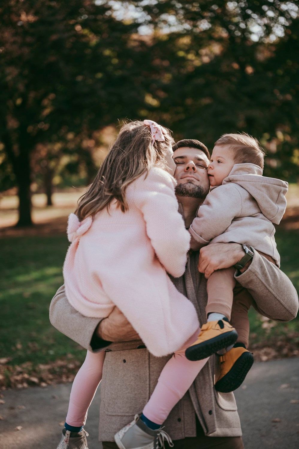 Iva, Ivan, Tara i Stefan — porodicno fotografisanje napolju. Deciji i porodicni fotograf u Beogradu Oksana Skendzic