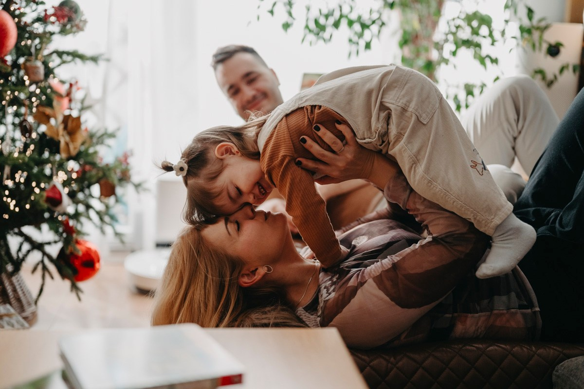 Natasa, Ema i Lazar — porodicno fotografisanje kod kuce. Deciji i porodicni fotograf u Beogradu Oksana Skendzic