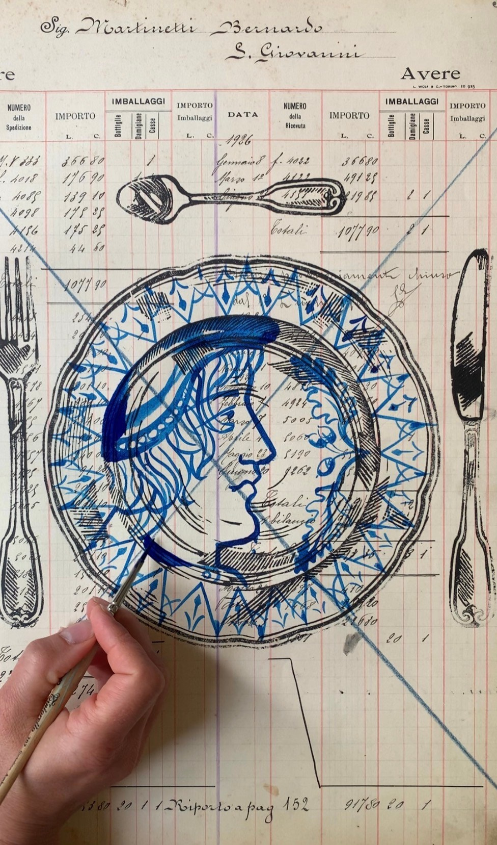 Lavoro appartenente alla serie Panem Quotidianum, basata su registri contabili storici (1918–1930). L’artista interviene su ogni pagina attraverso linoleografie manuali di piatti e posate, inserendo nel centro un profilo dipinto in blu. Il numero di pagina determina il titolo, mantenendo la struttura archivistica originaria. Il riferimento ai piatti nuziali rinascimentali (Deruta) introduce una dimensione celebrativa e rituale, attivando un dialogo tra memoria economica, identità e iconografia conviviale.