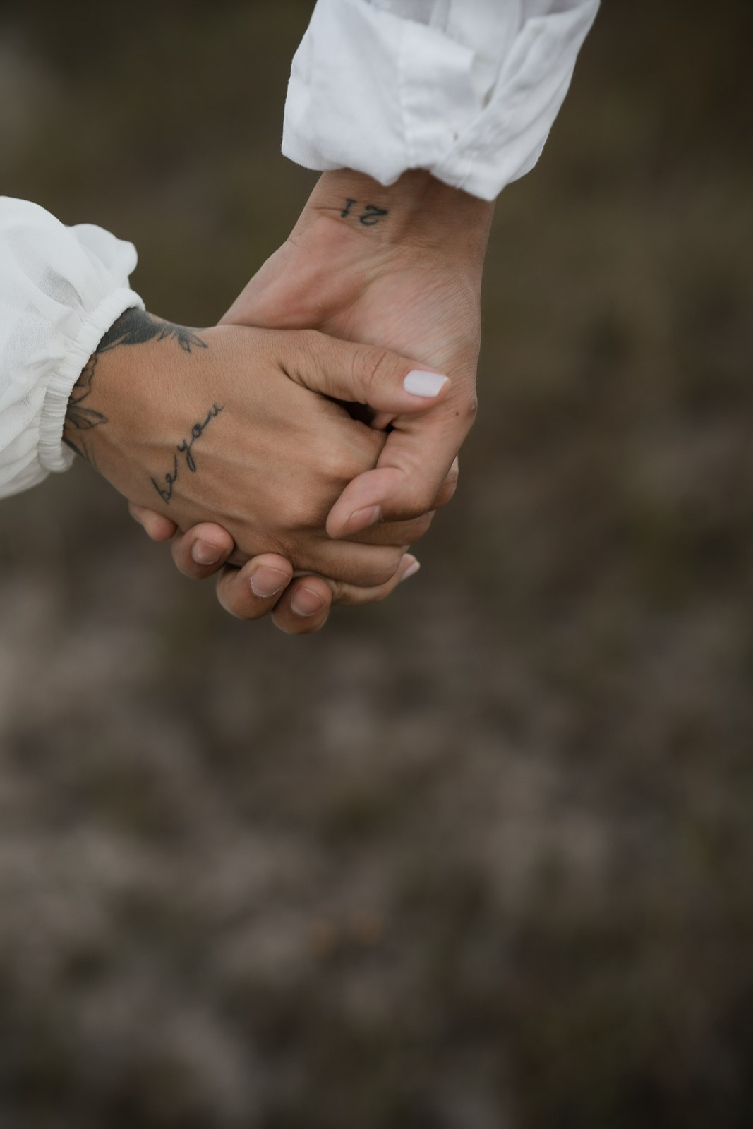 Ensaio documental de casal em Lavras Novas com Larissa e Rafael ao pôr do sol. Fotos naturais, românticas e espontâneas registradas por Edu e Josi Fotografia em Minas Gerais.