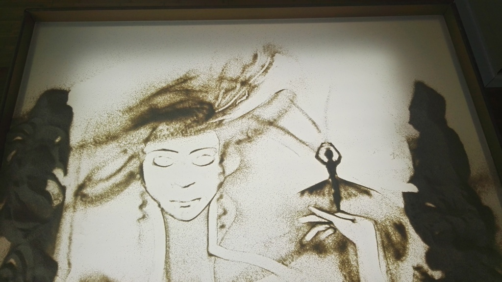 Kathrin Kovshova artbykovshova sand animation Dubai UAE artist