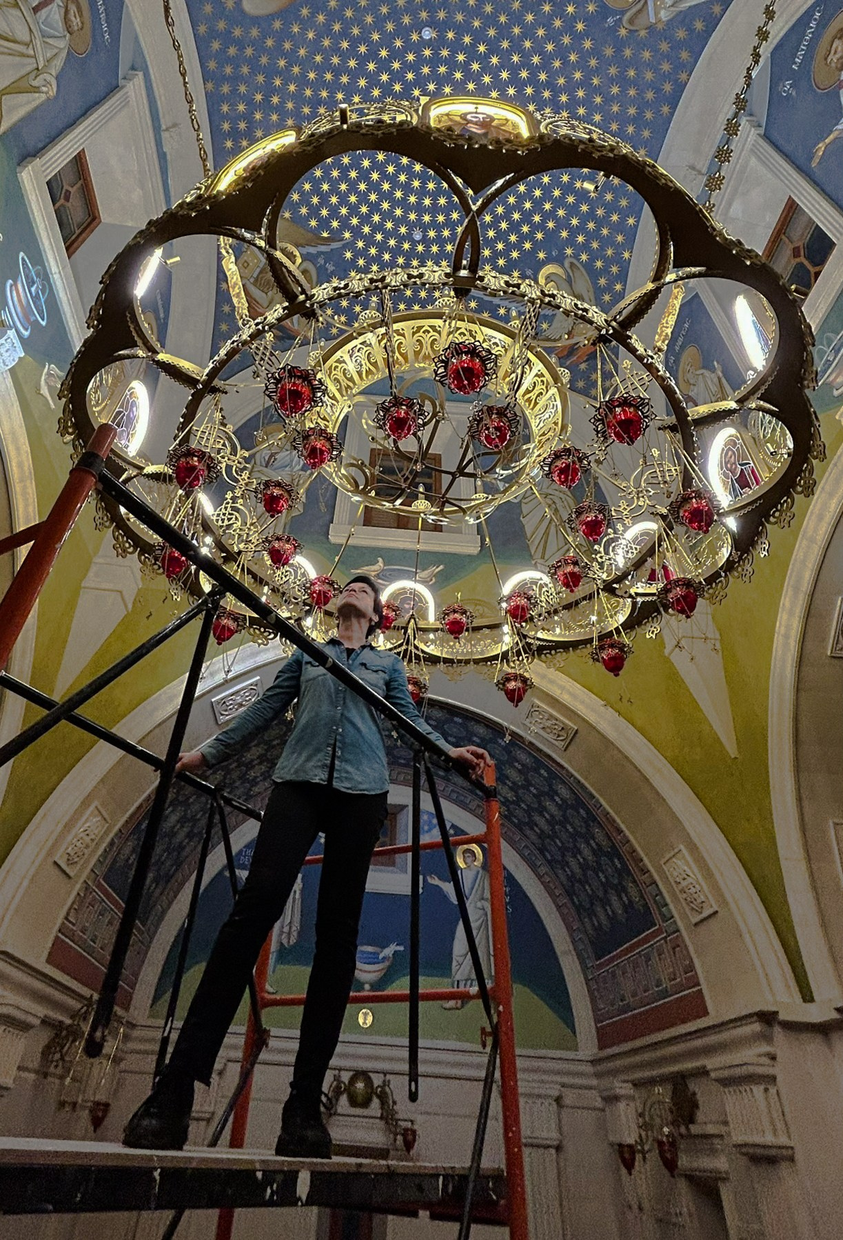 Храм Двенадцати апостолов. Хорос и светильники. Скульптор кузнец Мария Тарлецкая