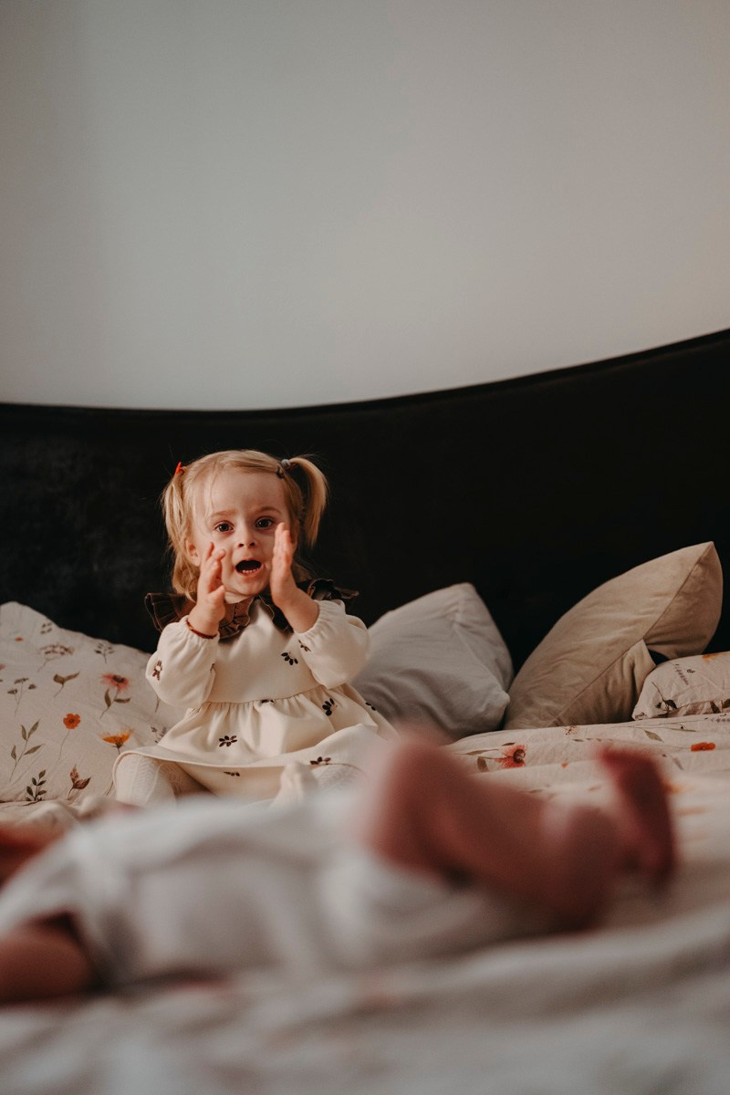 Maja Wilijam Lana i Hana — porodicno fotografisanje bebe kod kuce. Deciji i porodicni fotograf u Beogradu Oksana Skendzic