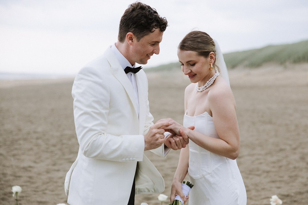 Anastasia & Alex (Freie Trauung am Meer in Holland - nur zu zweit). Hochzeitfotografin Düsseldorf, NRW Nadja Holzmann
