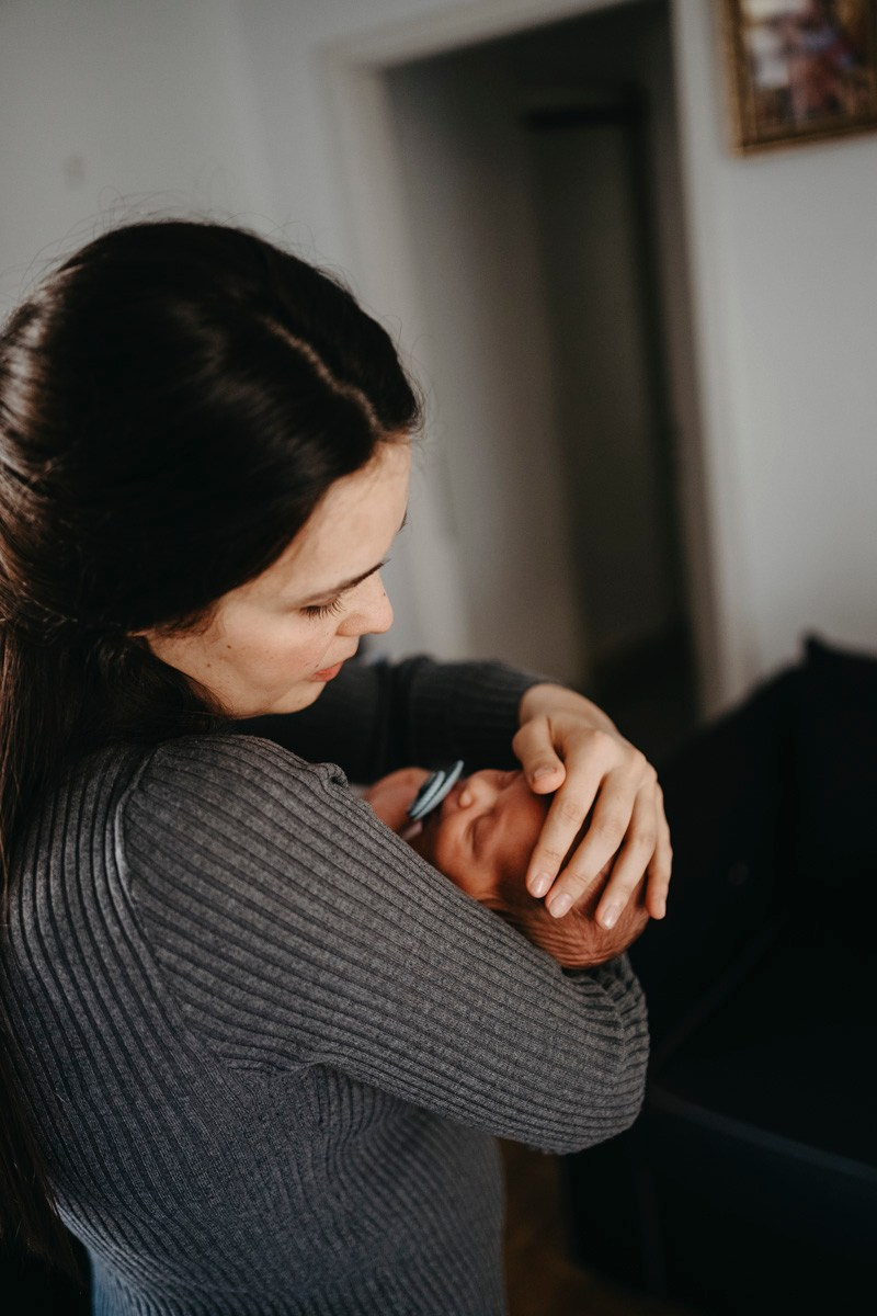 Kad je ljubav postala jos veca — porodicno fotografisanje kod kuce. Deciji i porodicni fotograf u Beogradu Oksana Skendzic