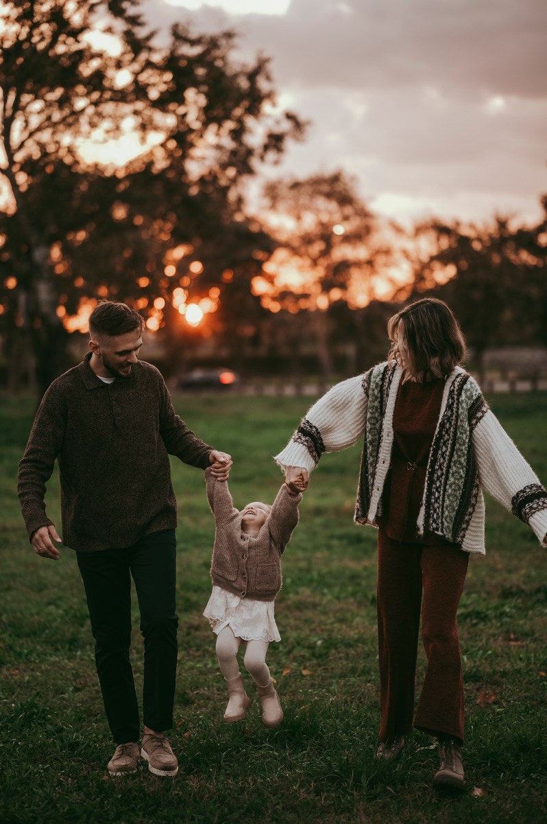 Anastasija, Aleksej i Agata / porodicno fotografisanje napolju. Deciji i porodicni fotograf u Beogradu Oksana Skendzic
