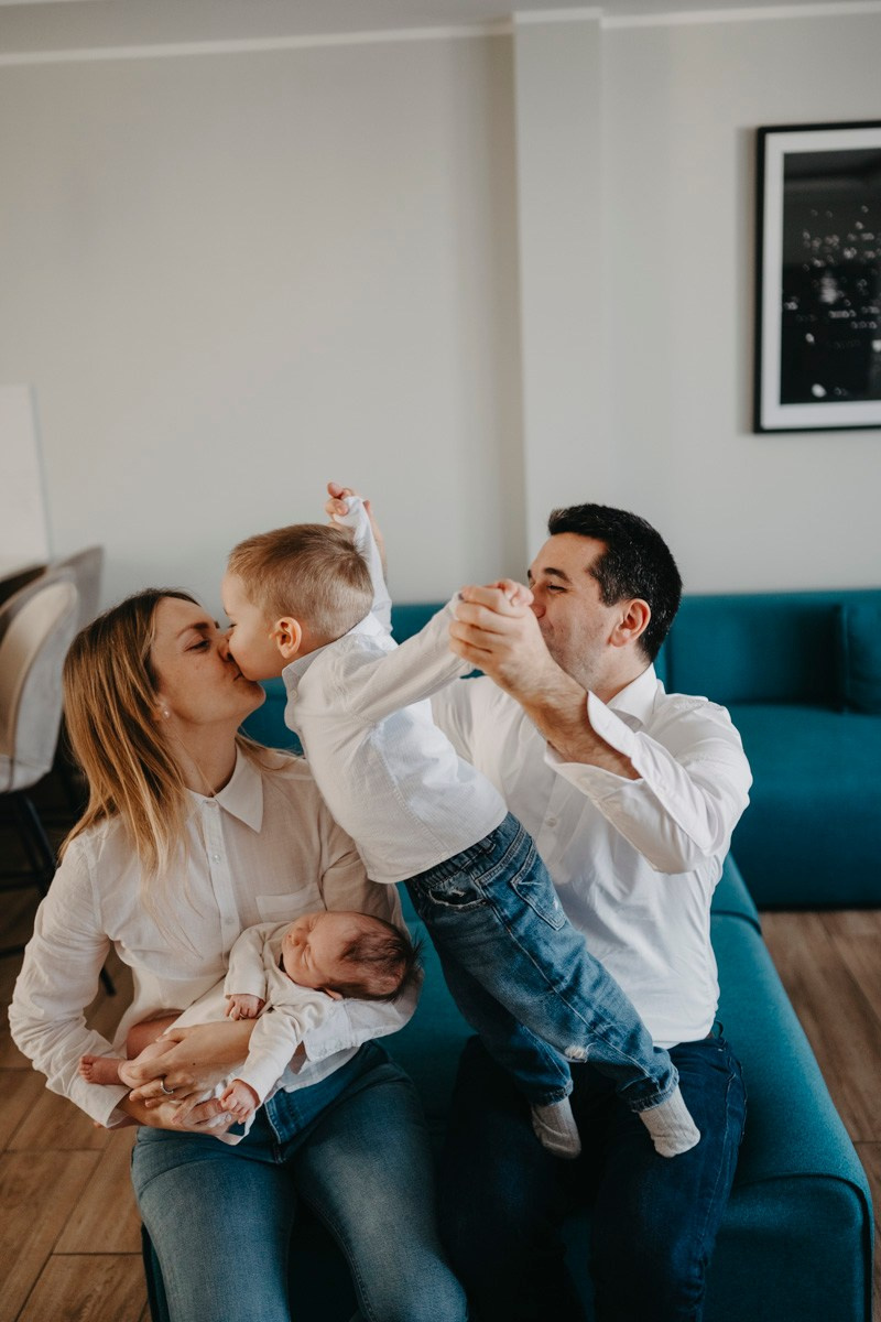 Fotografisanje bebe kod kuce — Milana, Milos, Marko i Mila. Deciji i porodicni fotograf u Beogradu Oksana Skendzic