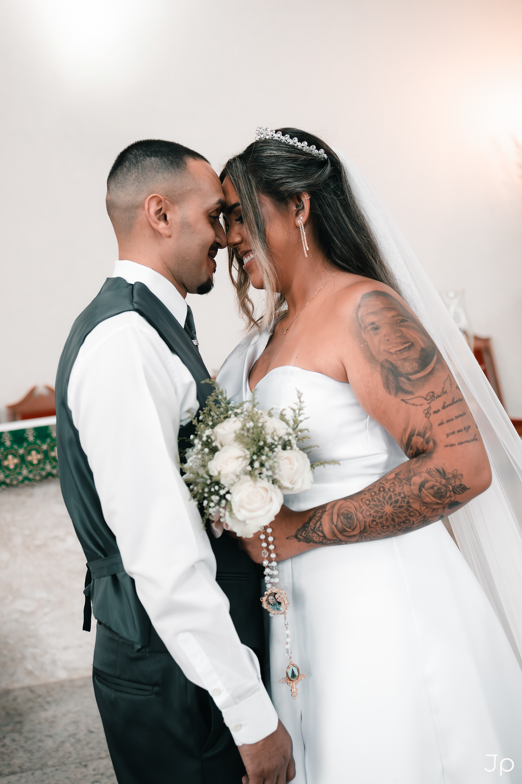 Noivos se beijam em foto romântica e emotiva na Igreja.
