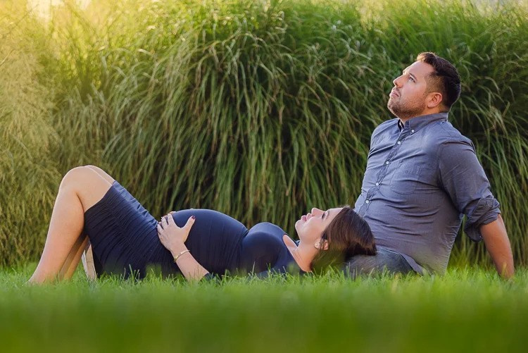 Бъдещ баща целува коремче  бременна фотография нежен момент бременност София България