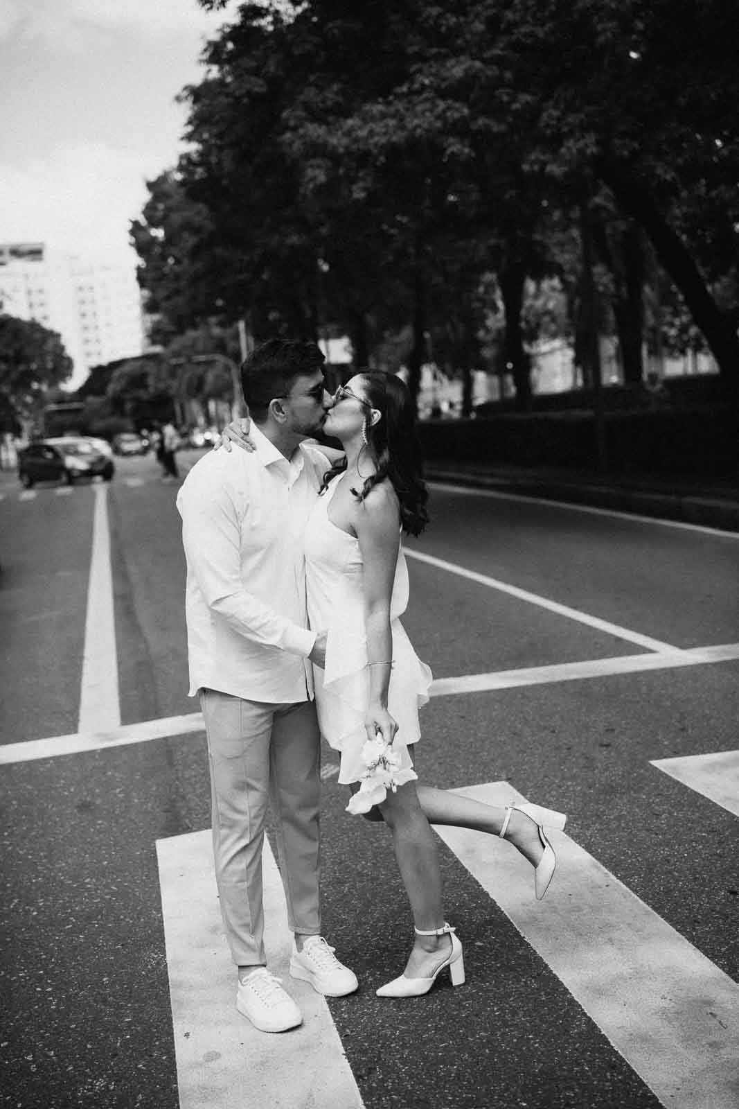 Rafa e Ricardo escolheram a Praça da Liberdade para viver um ensaio civil leve e cheio de significado em Belo Horizonte. A Edu e Josi Fotografia registrou o casal com uma abordagem de fotografia documental, valorizando momentos espontâneos, emoções reais e uma estética natural e atemporal em cada imagem.