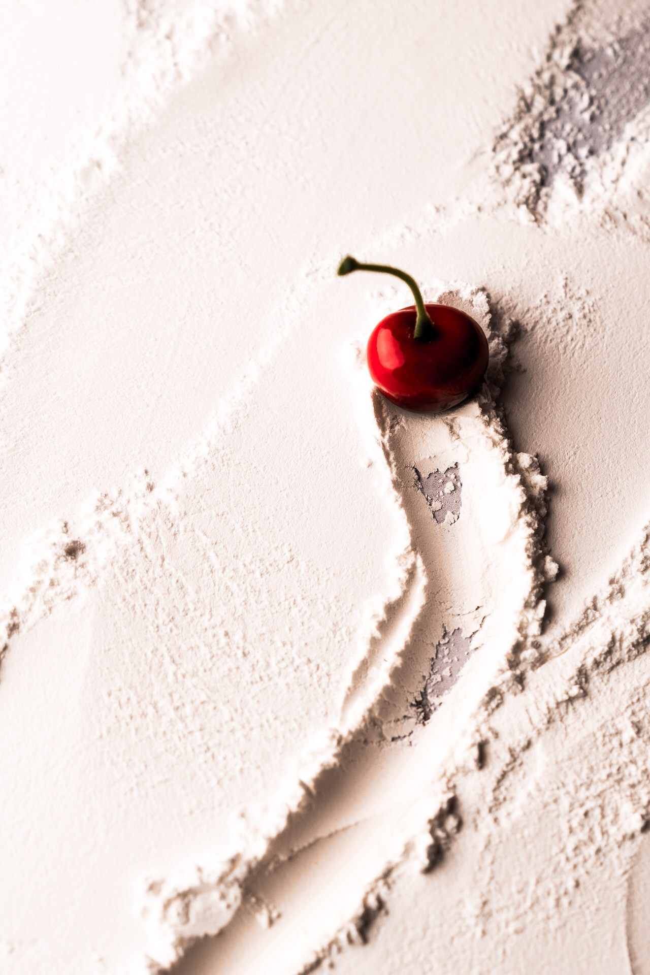 višnja koja ostavlja trag po beloj supstanci, nastala za brend fotografisanje prirodne kozmetike