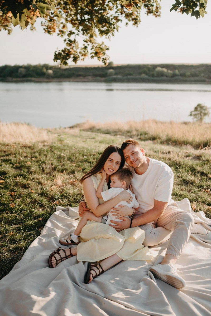 Djurdjica, Tadej i Miloje porodicno fotografisanje napolju. Deciji i porodicni fotograf u Beogradu Oksana Skendzic
