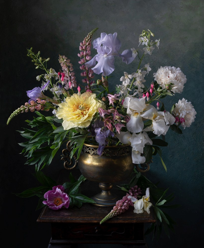 Натюрморт с желтым пионом и ирисами