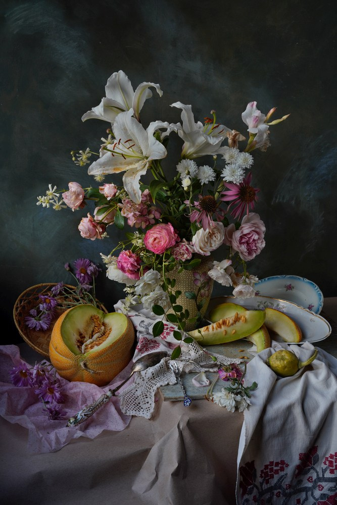 Натюрморт с белыми лилиями и дыней