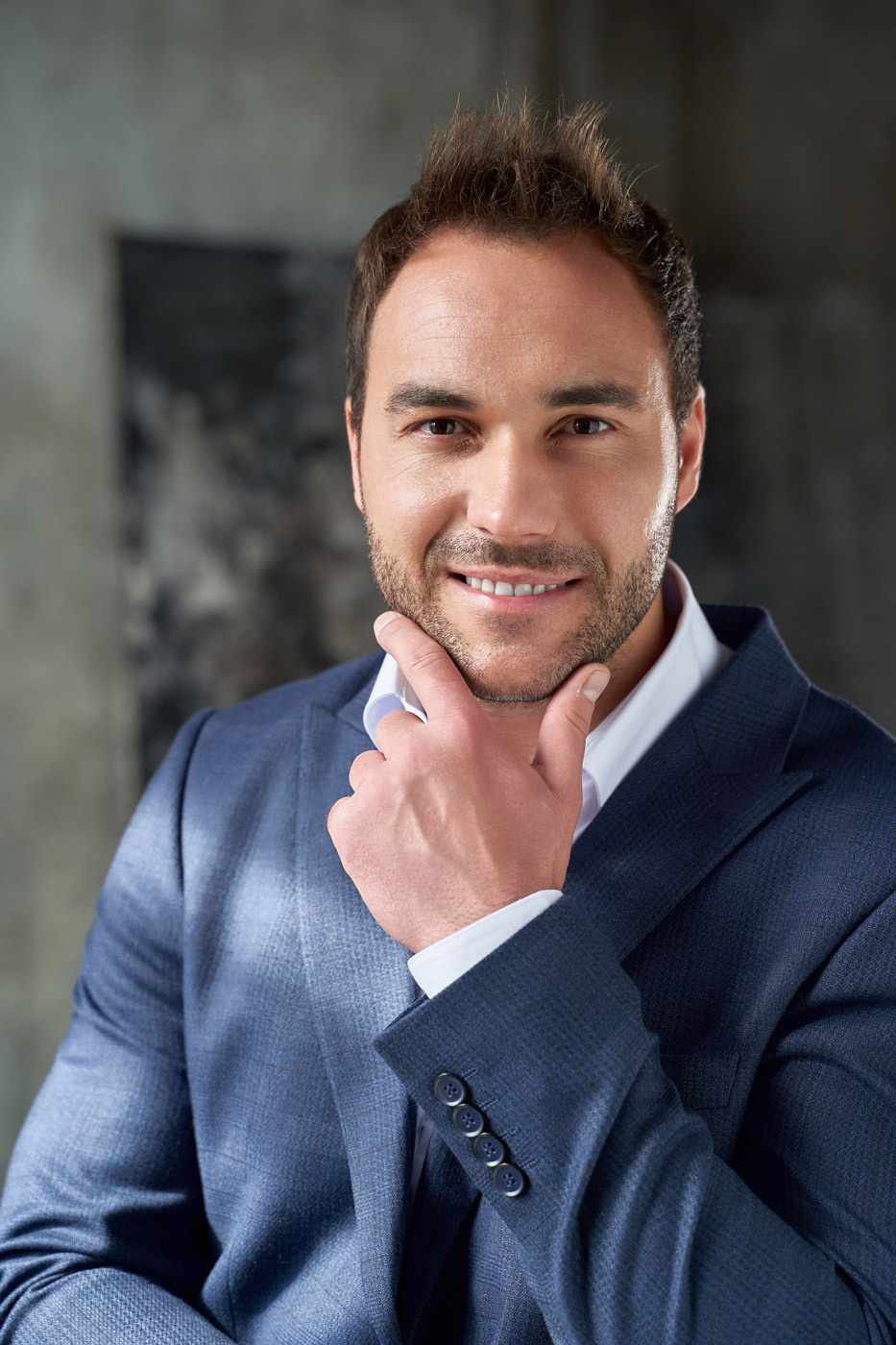 Plain background / Resume. Photographer and videographer in Dubai Tim Konev